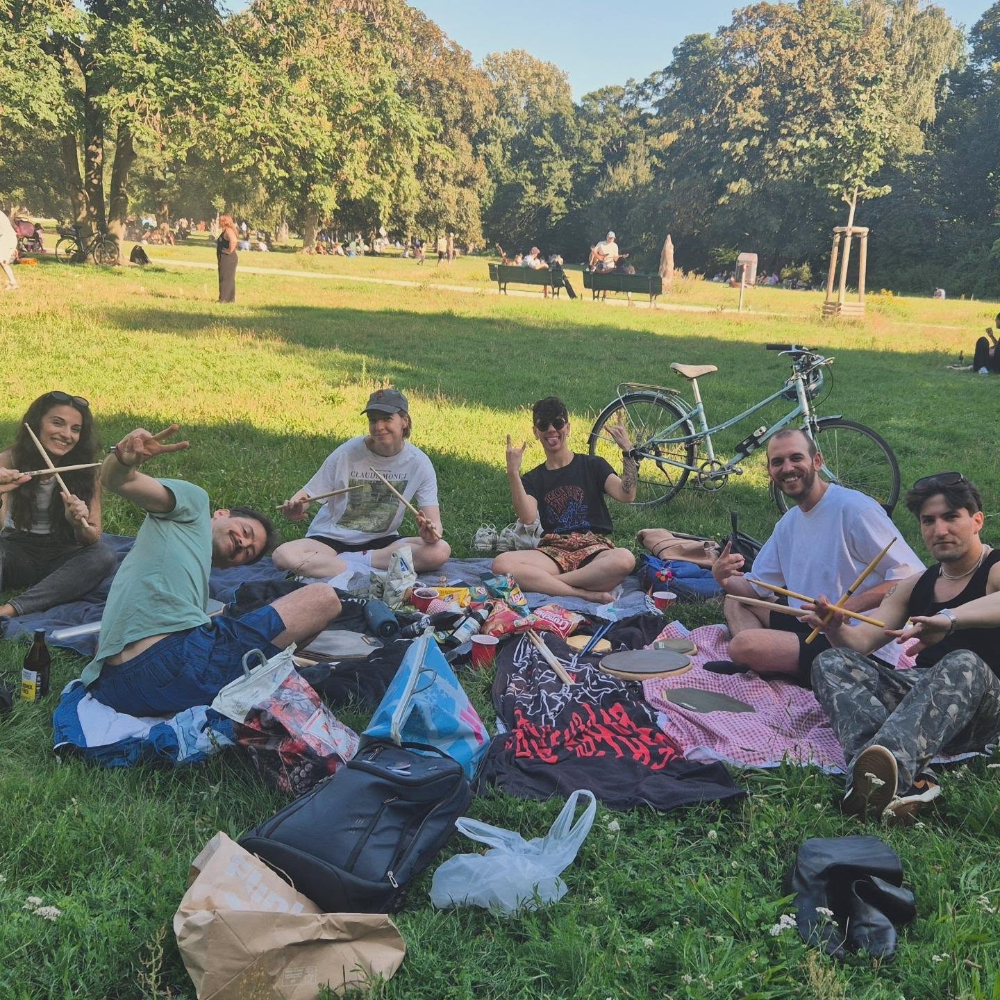 The BDE gang together with practice pads and pizza in a Berlin park